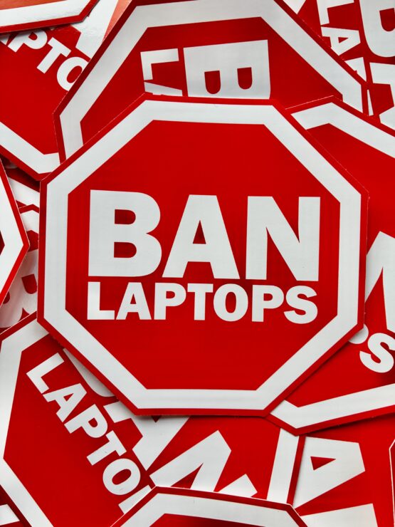 Ban Laptops 10cm x 10cm Vinyl Sticker